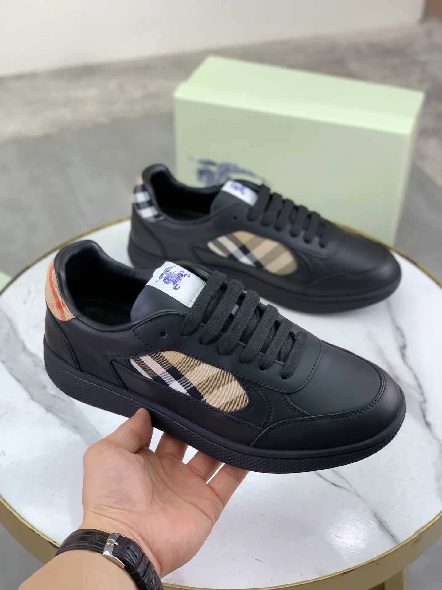 Factory price P640 [BURBERRY] Burberry - High-end quality original order (couples 🧑‍🤝‍🧑 style) - Upper: imported 🔝 original material - Lining: cowhide lining, feet; water-dyed cowhide - Outsole: ultra-light TPR rubber; two-color molded outsole - Super high quality control, fine workmanship: highlighted (high-end, extravagance, grade) -Size: 35-46 (male 38 46 Female 35 40 can be customized)·Color: Multiple colors available